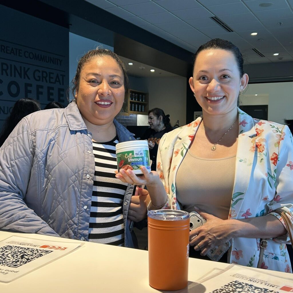 Dos clientas sonrientes con el café ImmunoFit de Next Level Wise