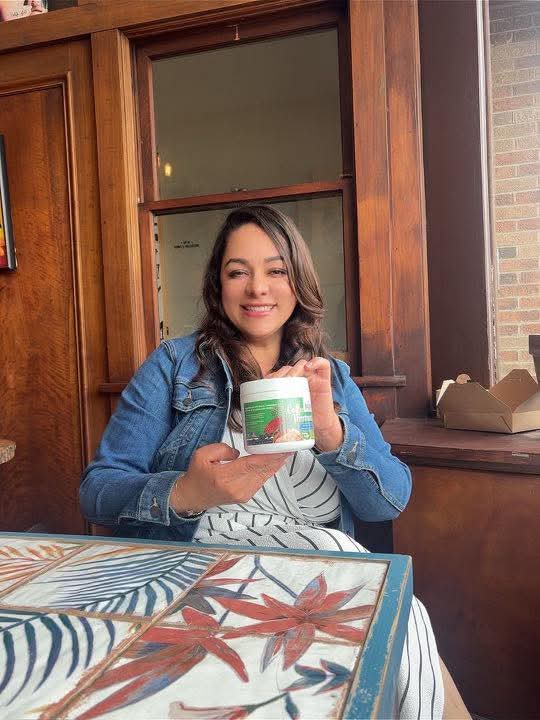 Clienta Esther Rivera sonriente con un producto de belleza Next Level Wise